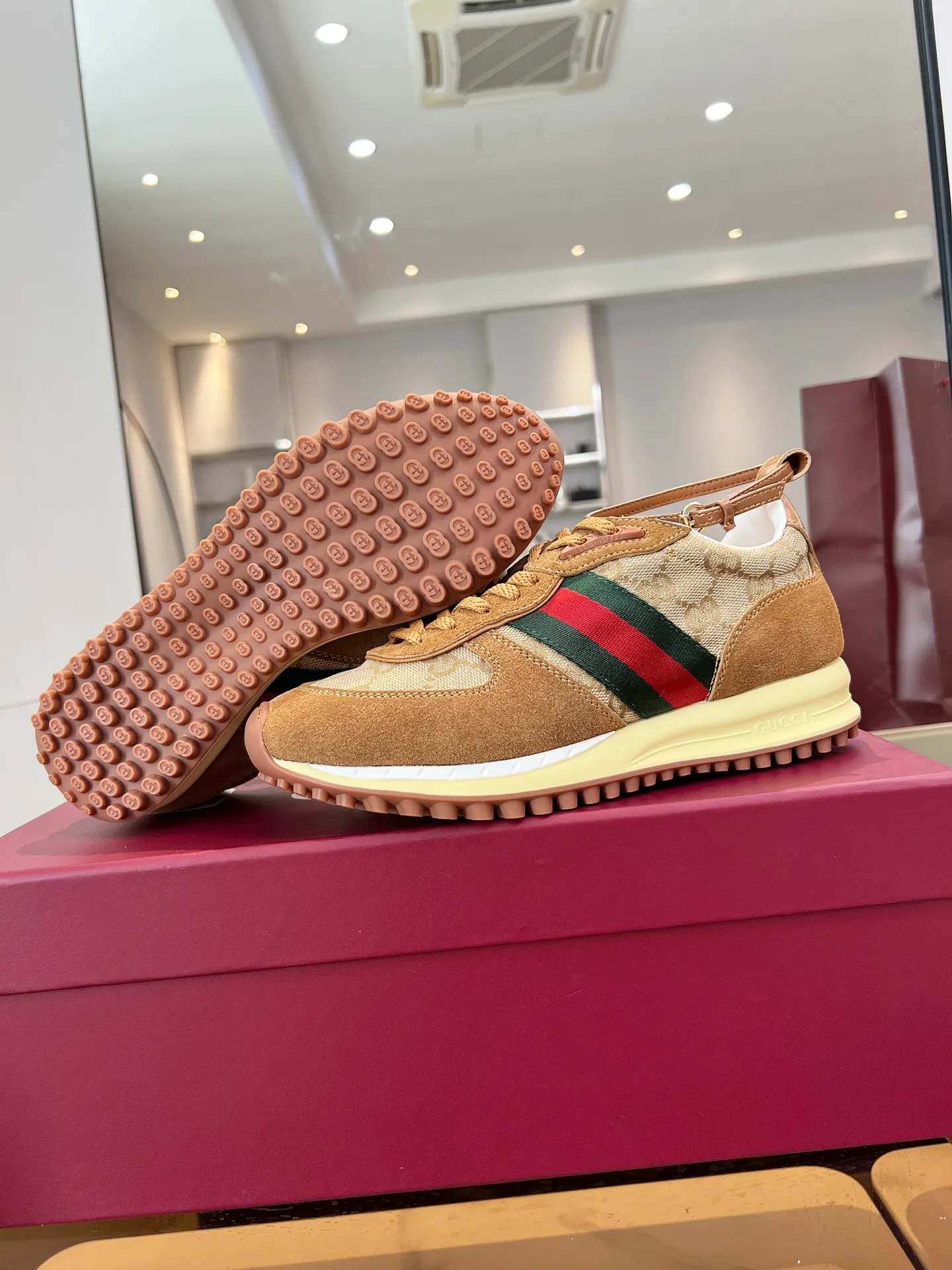 [G Home] P: 660💰 Men's Size: 40-44 (45 custom-made) GUCCI Gucci New Style When classic craftsmanship meets lazy fashion, this pair of Gucci men's casual shoes is the answer to refresh your wardrobe! The shoe body is made of soft calfskin and breathable fabric. Every step is as light as a cloud. The Italian tailoring releases the freedom of your feet, making daily travel a luxurious and comfortable experience. The iconic GG Supreme print on the side of the shoe low-key tells the brand's genes, and the metal horsebit embellishes the tongue, instantly lighting up the minimalist design; the contrasting webbing on the heel adds a smart layer, and the rubber serrated sole combines retro texture with modern anti-slip performance. Whether paired with jeans, a dress or wide-leg trousers, it can be the finishing touch of a look - languid yet sophisticated, effortless yet edgy.    👉